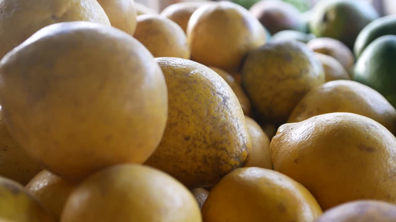 un video de cerca de limones en un mercado local en el caribe