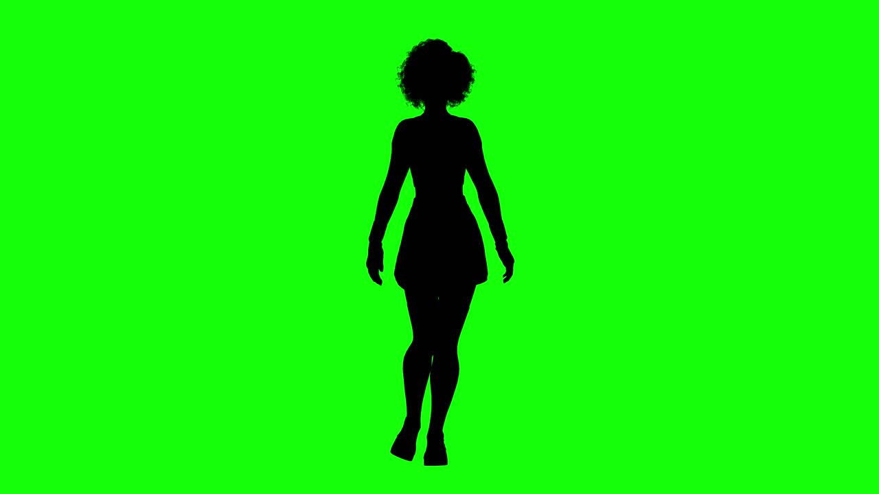 silueta de una mujer con cabello afro y pasarela de falda corta, en pantalla verde, vista frontal
