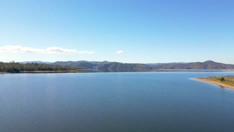 Volando-A-Través-De-La-Presa-Wivenhoe-En-Brisbane,-Australia