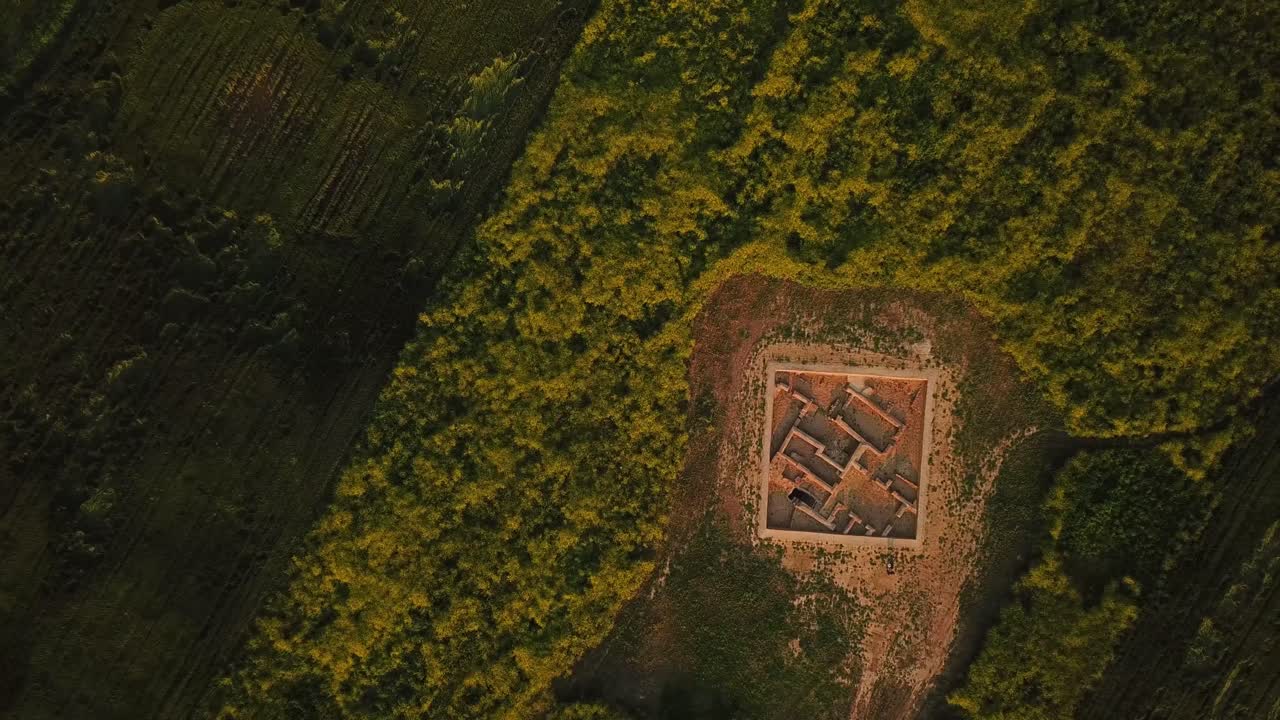 vista aérea de sitios arqueológicos paisaje de izquierda a derecha cámara mover ojo de pájaro vista panorámica colorida vívida atracción turística escénica irán punto de referencia histórico en el medio oriente emiratos arabia saudita