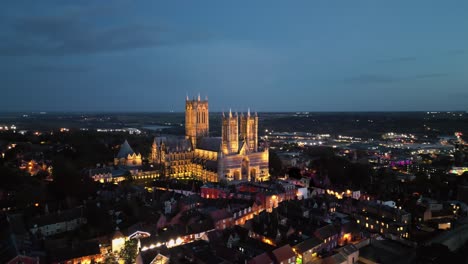 Un-Vídeo-Aéreo-Con-Drones-Captura-La-Famosa-Catedral-De-Lincoln-En-Lincolnshire,-Reino-Unido,-Al-Anochecer,-Mostrando-Su-Majestuosa-Arquitectura-Gótica-Con-Iluminación.