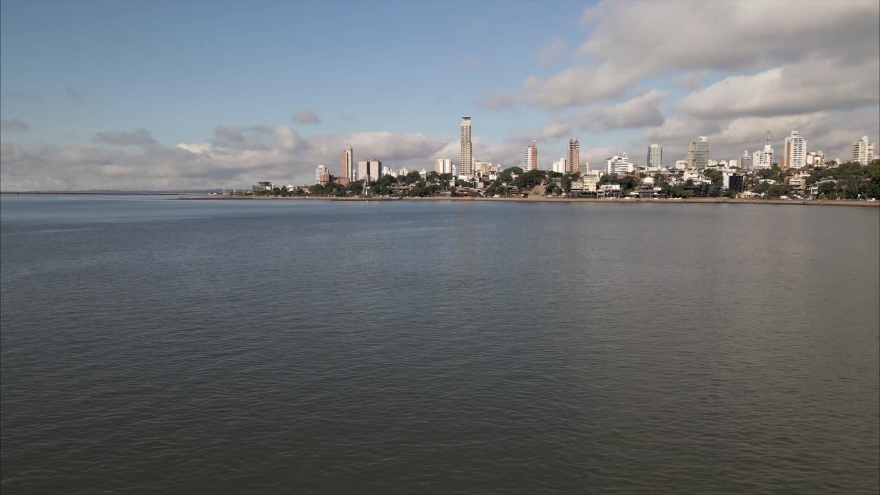 Vista panoramica di una città costiera.