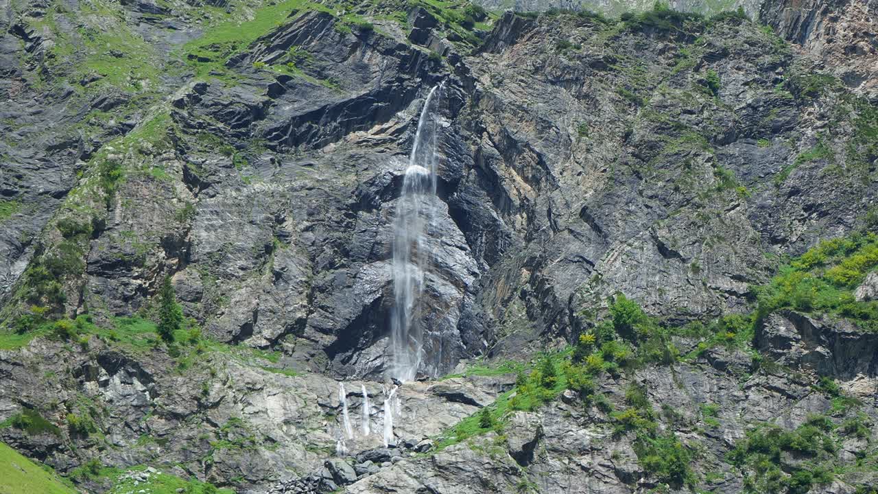 이탈리아 베르가모에 있는 발본디오네 (valbondione) 는 이탈리아에서 가장 높은 폭포이다.