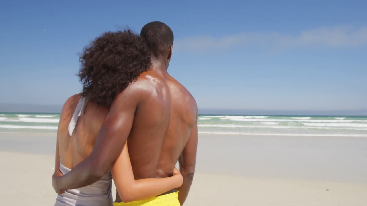 Coppia che si abbraccia in spiaggia 4k