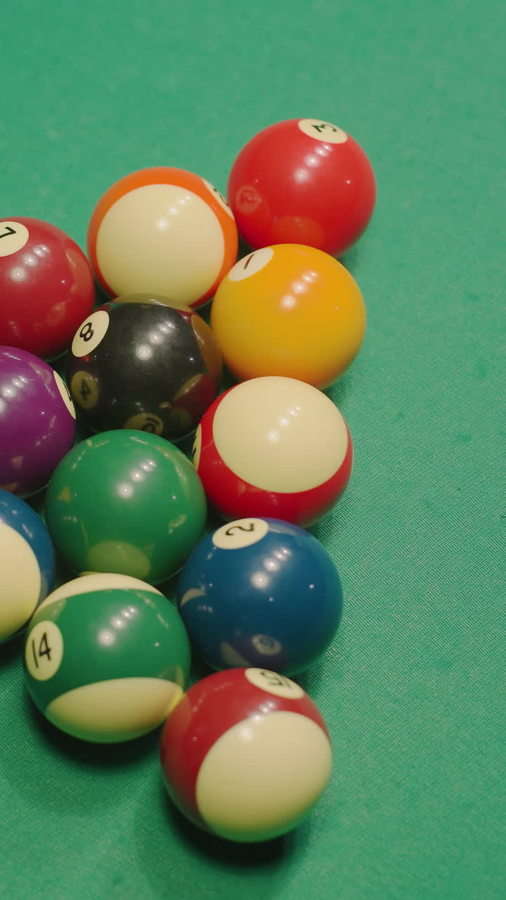 bolas de billar vibrantes esparcidas por la mesa de billar verde después de un poderoso tiro de ruptura, rodando dinámicamente en varias direcciones bajo una brillante luz superior, creando un movimiento energético