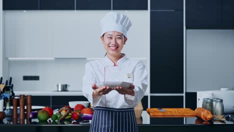 chef presentando un plato