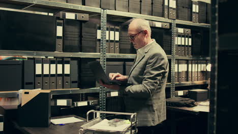 detective privado leyendo documentos legales y notas federales en la sala de archivos.