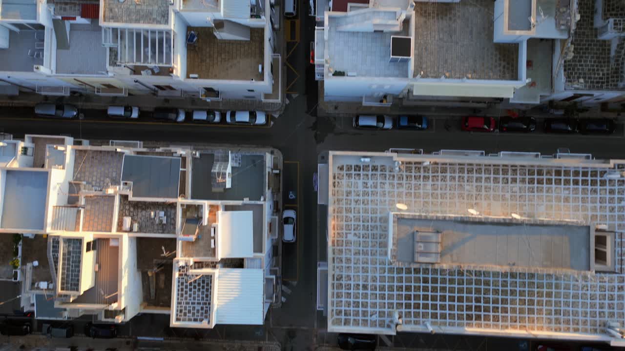 일몰 동안 이탈리아 도시 폴리냐노 디 마레(polignano di mare)에 있는 오래된 집의 클로즈업 버드아이 드론 돌리 샷