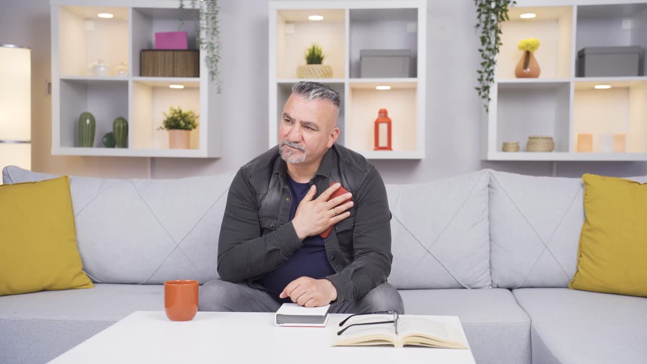 con anhelo, el anciano mira la foto en el teléfono.