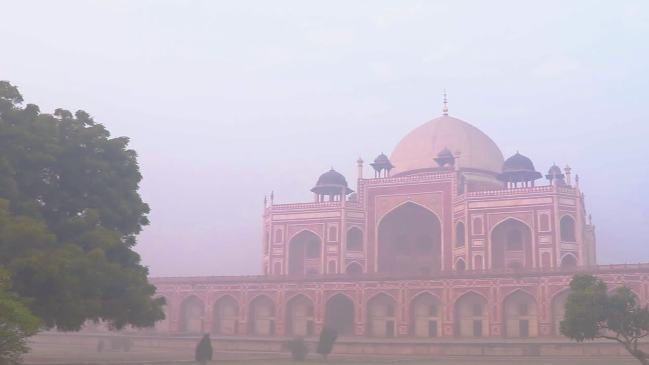 la tomba di humayun al mattino nebbioso da una prospettiva unica è stata scattata a delhi india