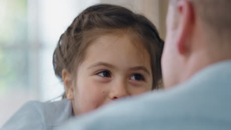 una niña feliz jugando con su padre un niño divertido susurrando secretos divirtiéndose disfrutando de un juego lúdico con su padre 4k