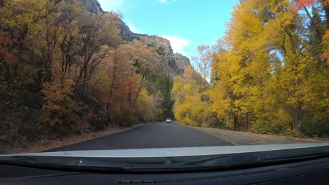 Conduciendo-A-Través-Del-Cañón-De-La-Bifurcación-Americana-En-Otoño,-Colores-Otoñales,-Cámara-Del-Salpicadero