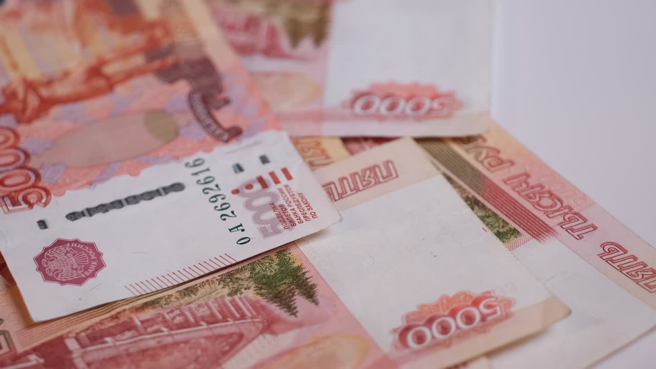 Latar belakang uang kertas 5000 rubel Rusia yang beterbangan. Hujan uang