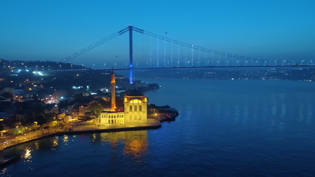 vista aérea nocturna de la mezquita de ortakoy en estambul