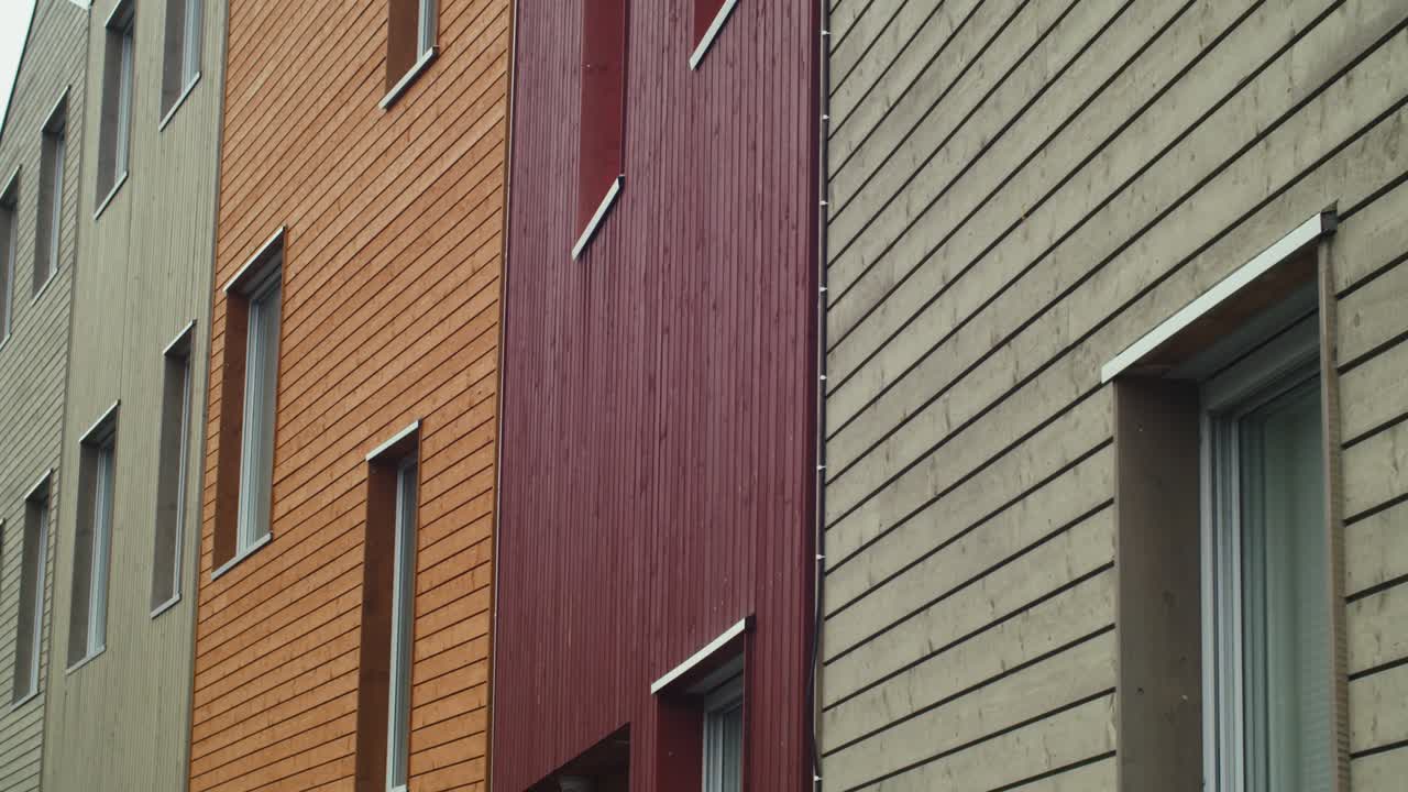 Una vista statica del rivestimento in legno orizzontale e verticale nella città di Kragerø, nel Telemark, Norvegia meridionale