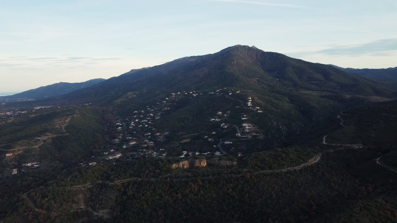 vista aérea de la aldea de montaña