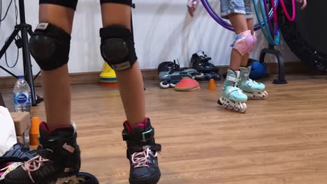 niños practicando patinaje sobre ruedas