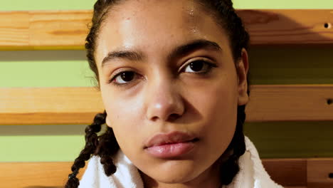 chica afroamericana en la cancha de baloncesto