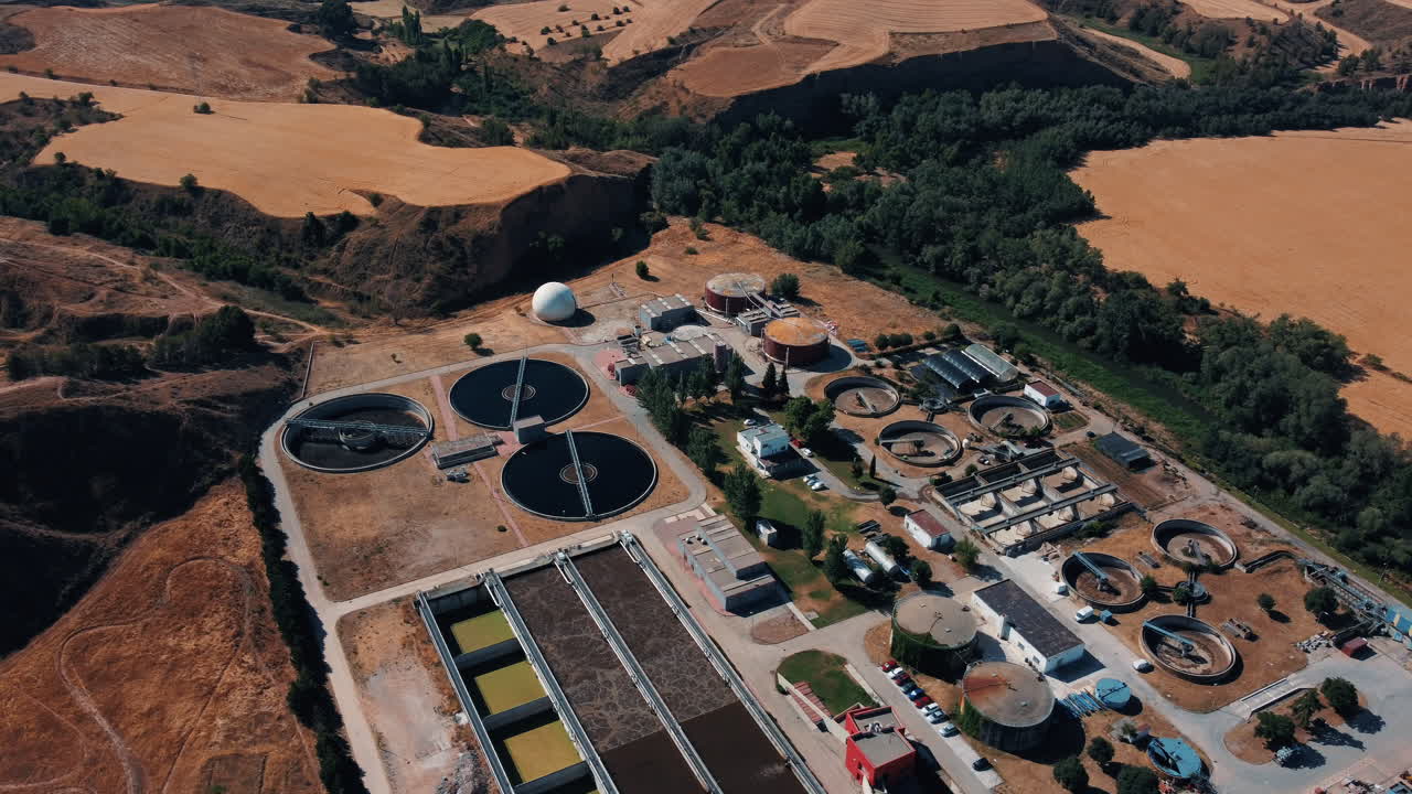 vista aerea de una planta de tratamiento de aguas residuales