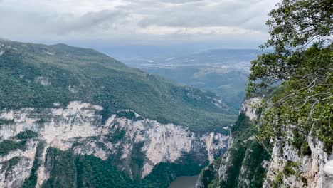 Aufnahme-Der-Sumidero-Schlucht-Mit-Blick-Auf-Die-Zentralen-Täler-Von-Chiapas