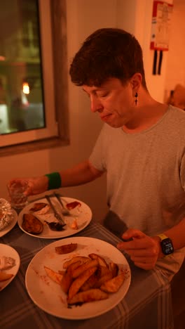 hombre comiendo la cena