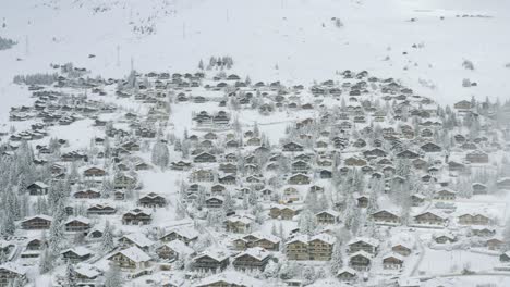 Antena-De-Drones-Del-Hermoso-Resort-Y-Ciudad-Balneario-Verbier-En-Los-Alpes-Suizos