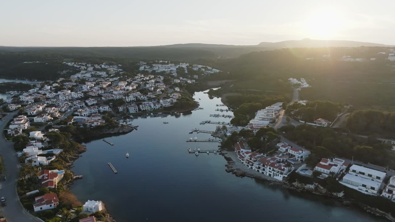 una vista aérea cinematográfica de na macaret, menorca, españa en la hora dorada