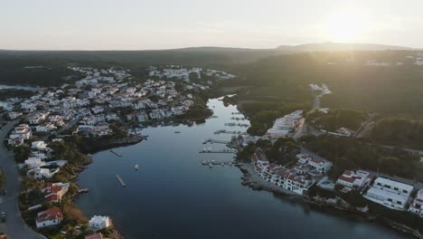 una vista aérea cinematográfica de na macaret, menorca, españa en la hora dorada