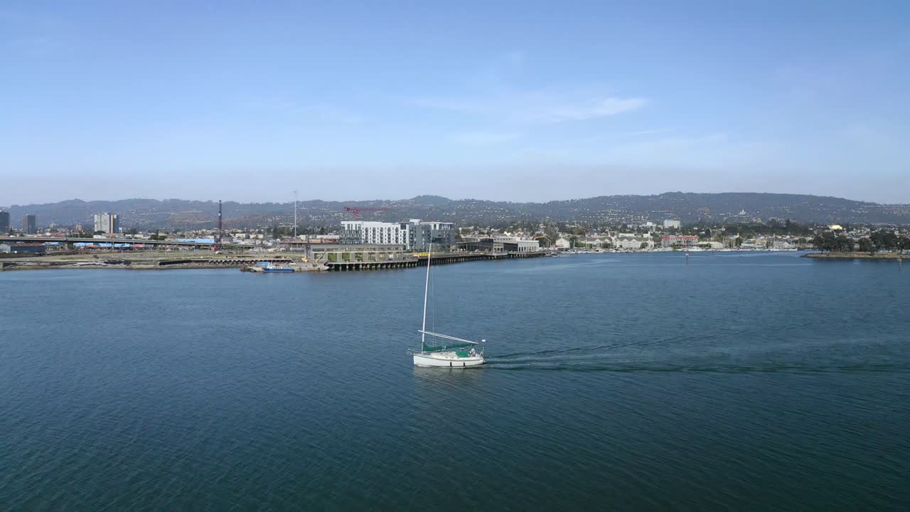 베이에서 호화로운 휴가를 보내는 동안 게으른 범선이 표류합니다.