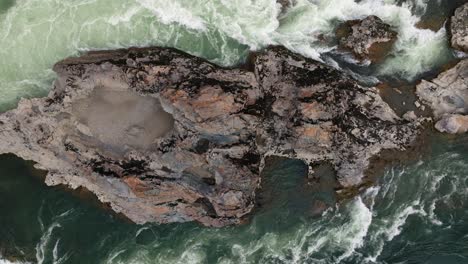 Der-Thompson-River-In-British-Columbia-Kanada,-Luftaufnahme-Des-Rauschenden-Flusses-Durch-Das-Tal-Im-Inneren-Bc