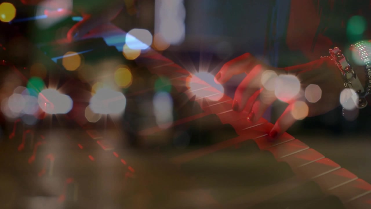 Músico tocando teclado electrónico con luces de ciudad superpuestas