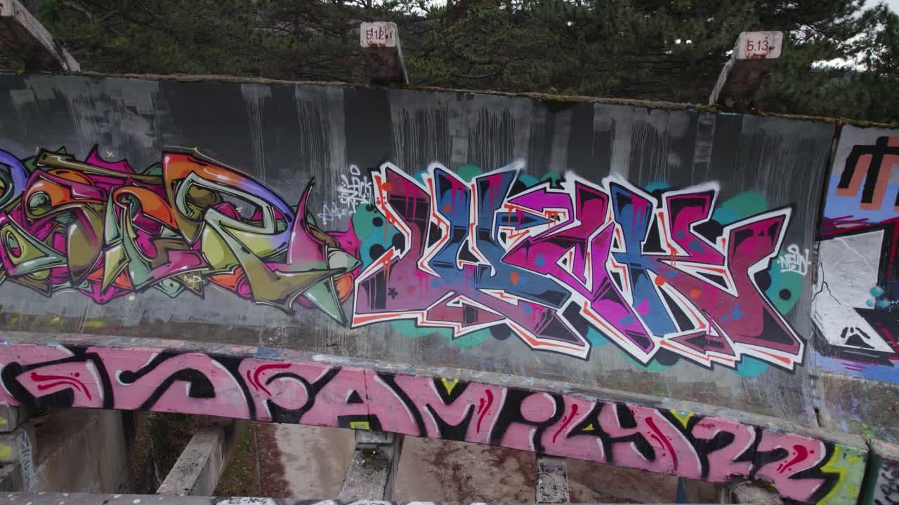 Vecchia pista da bob delle Olimpiadi invernali dell'84 a Sarajevo piena di graffiti