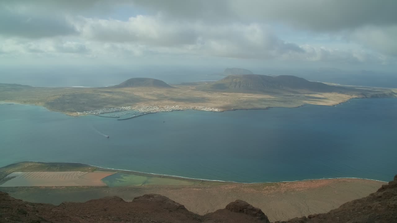 de la montaña al océano: los paisajes volcánicos de lanzarote
