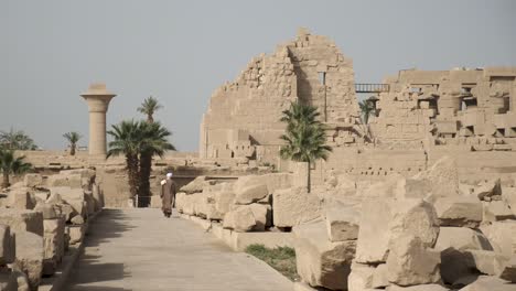 árabe,-Hombre,-Ambulante,-Alrededor,-Karnak,-Templo,-En,-Ropa-Tradicional,-Luxor,-Egipto