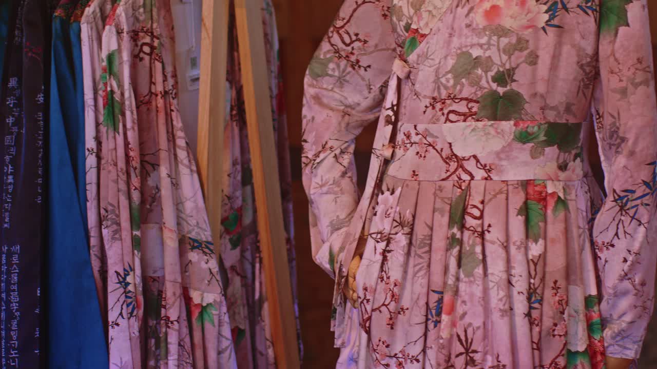 여행하는 동안 가게에서 전통적인 아시아 한국 일본 중국 옷과 드레스 큰 전망