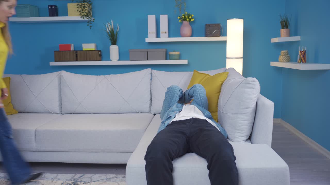 우울한 아들의 용기를 북 ⁇ 우는 어머니는 아들을 격려하고 강해지길 바랍니다.