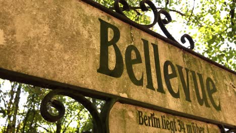 bellevue-schild im wald