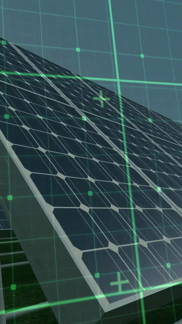 Video verticale: Telecamera che scorre attraverso un impianto solare, rivelando le superfici dei pannelli e il monitoraggio della griglia HUD.