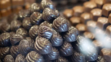 fotografía en primer plano de una variedad de chocolates