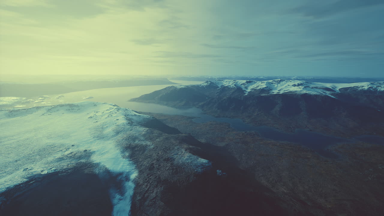 vista aérea de las montañas nevadas y el fiordo