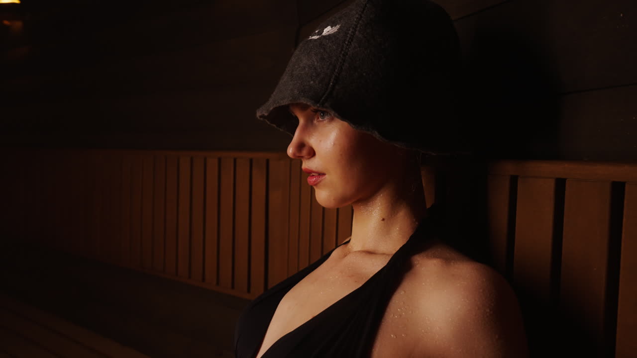 женщина отдыхает в сауне.