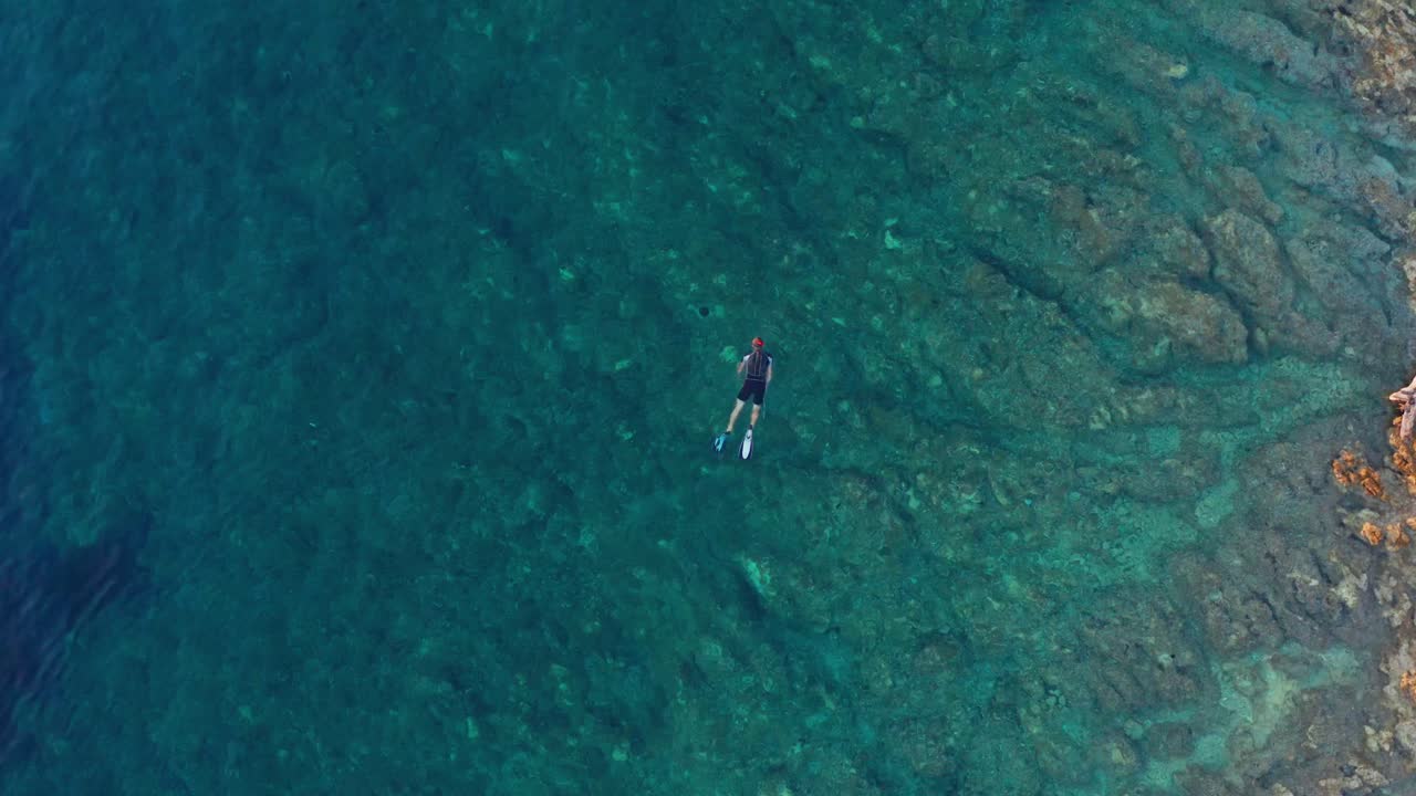 크로아티아 로시니 섬 해안에서 고독한 수영선수의 공중 돌리 샷