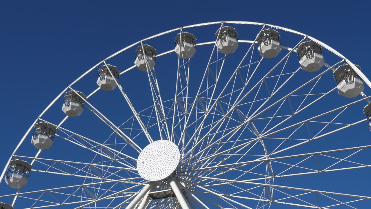 파란 슬리 (blue sly) 에 대항하는 페리스  (ferris wheel) 이 작동하고 있습니다.