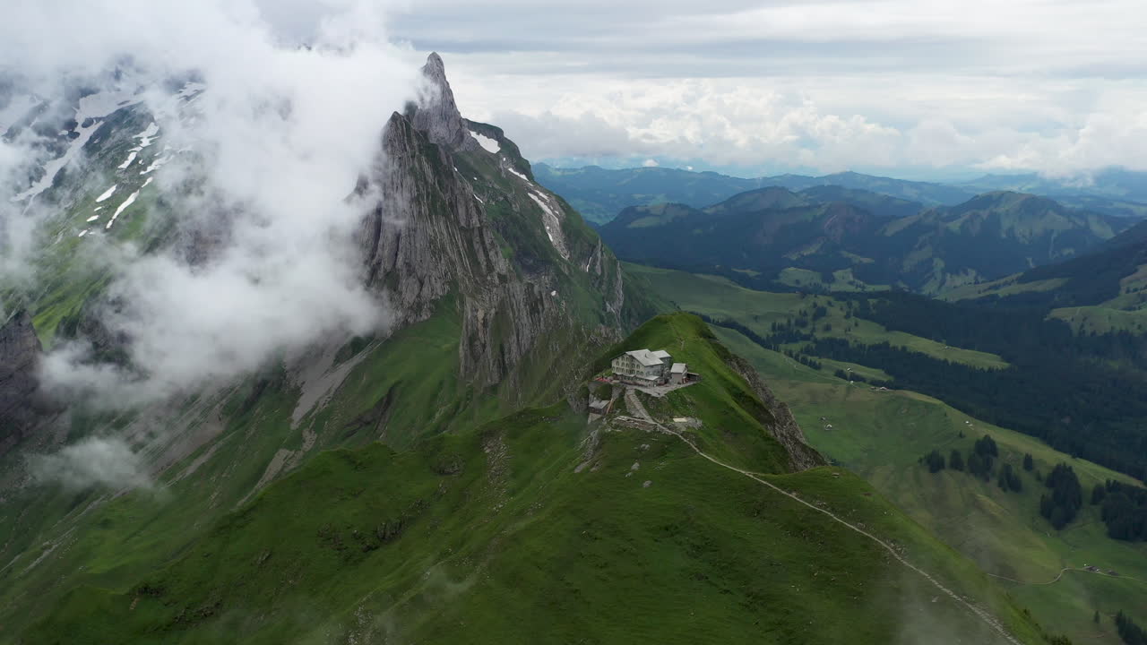 amplia toma de dron de berggasthaus schäfler en suiza