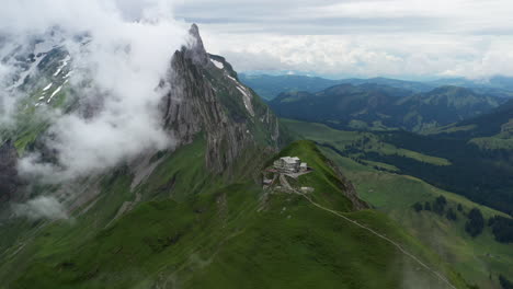 Toma-Amplia-De-Dron-De-Mountain-Inn-Schäfler-En-Suiza