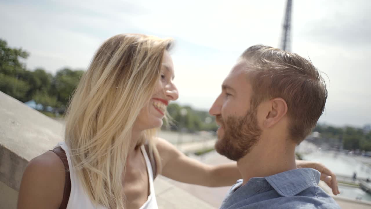 молодая пара делает селфи в париже с помощью мобильного телефона.