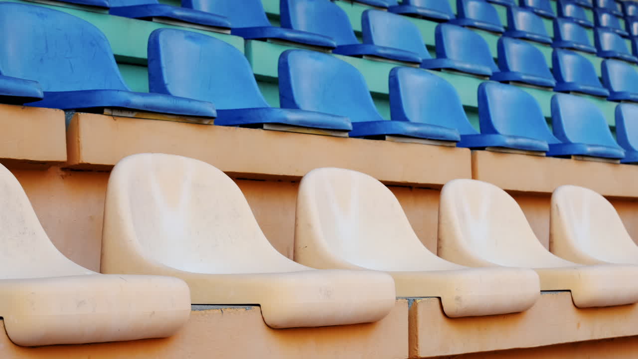 asientos vacíos del estadio durante la pandemia del coronavirus covid-19