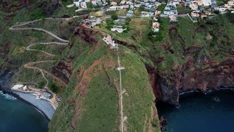 Erstellen-Einer-Luftaufnahme-Mit-Blick-Auf-Die-Küste-Der-Grünen-Insel-Ponta-Du-Garajau,-Madeira,-Portugal