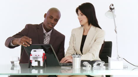 Businessman-and-woman-discussing-a-project