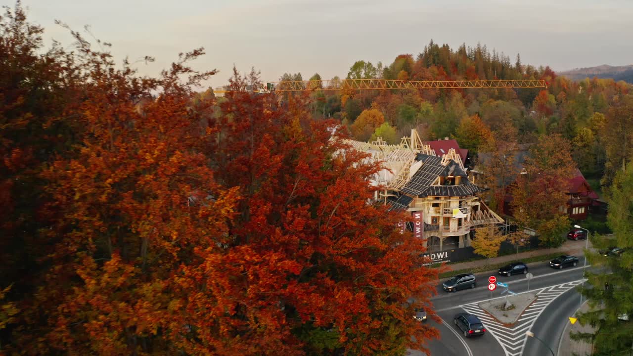 árboles de otoño con el sitio de construcción de la villa en zakopane, polonia